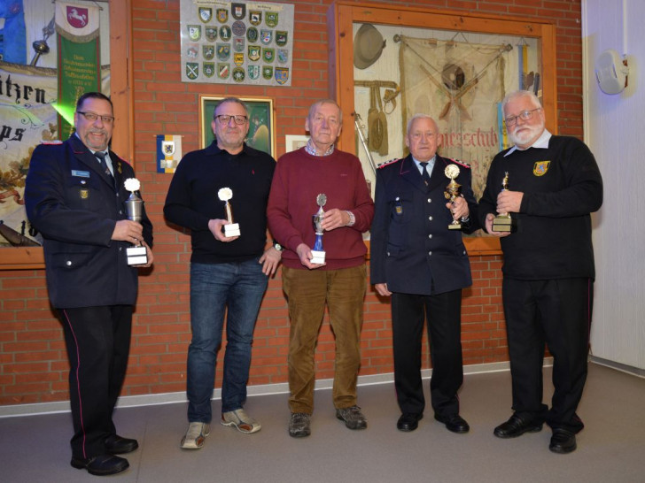 Die Sieger des Gästeschießens (v.l. Thomas Karwehl, Jörg Moser, Peter Klose, Georg Schreiber und Friedrich Wandschneider). Foto: Ortsfeuerwehr Fallersleben