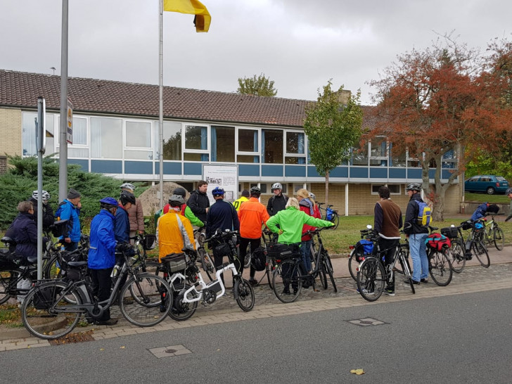 20 Teilnehmer begaben sich mit dem Fahrrad auf die Grenzgeschichte-Erlebnistour. Foto: Uwe Peters