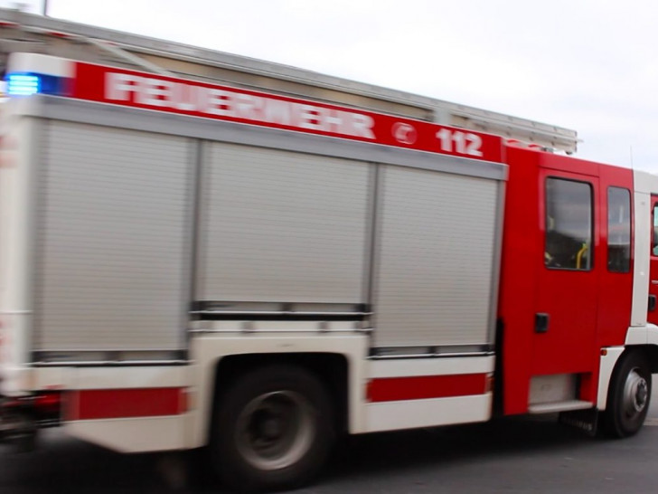 Feuerwehren rückten zu einem Brand eines Vordaches in Baddeckenstedt aus. Symbolfoto: Max Förster