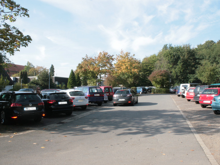 Der Parkplatz bei der Lindenhalle ist wegen Baumschnitt- und Kanalreinigungsarbeiten gesperrt. Symbolbild Foto: Anke Donner