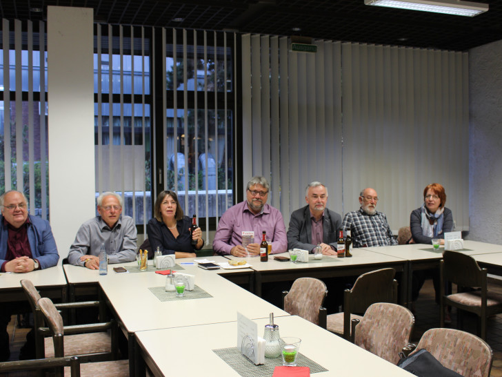 Klaus Junglas (3.v.r.) zeigte in sein Präsentation die Entwicklung der Fusion zwischen Helmstedt und Büddenstedt auf. Foto: Eva Sorembik