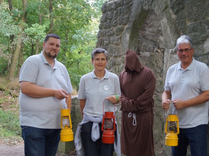 Jens Meyer, Bettina Börgmann, Michael Bürkner, im Hintergrund ein unbekannter Bewohner des Waldes. Foto: Privat