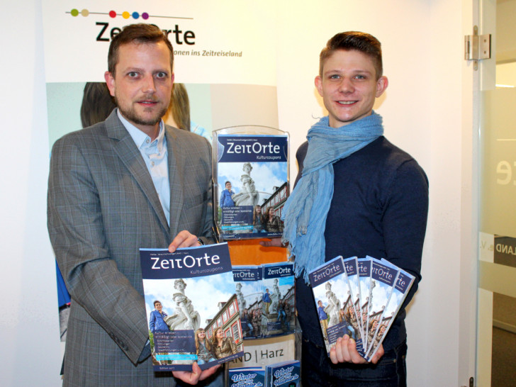 Jan-Christoph Ahrens und Dustin Metz von der Geschäftsstelle der ZeitOrte präsentieren die Kulturcoupons, Edition 2017 Foto: Privat