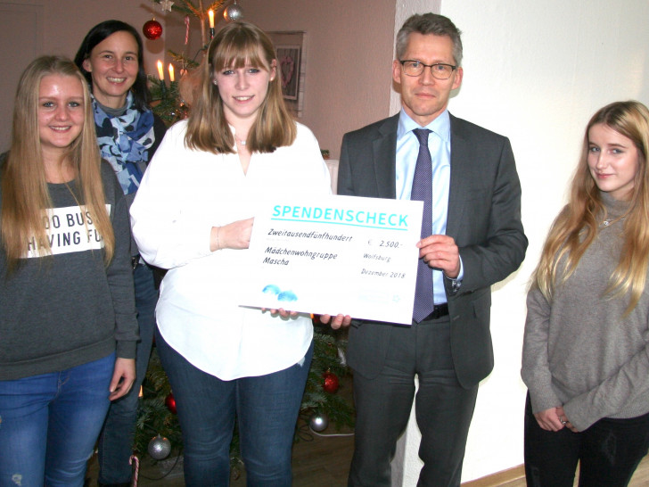 Zwei Mädchen der Wohngruppe mit ihren Betreuerinnen (von links) Petra Kantenwein, Svenja Glahe und Stadtwerke Vorstand Dr. Frank Kästner bei der Scheckübergabe. Foto: Stadtwerke Wolfsburg AG