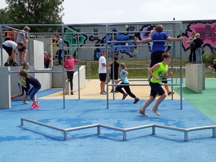 Das Schnuppertraining „Parkour“ auf dem Jugendplatz an der Langen Straße. Fotos: Stadt Wolfenbüttel