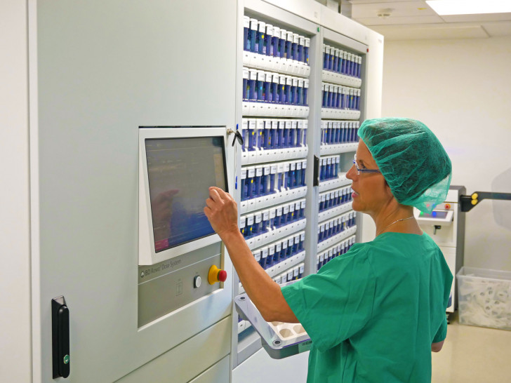 Der neue Automat hilft, die Verteilung der Medikamente am Klinikum zu automatisieren. Fotos: Alexander Panknin