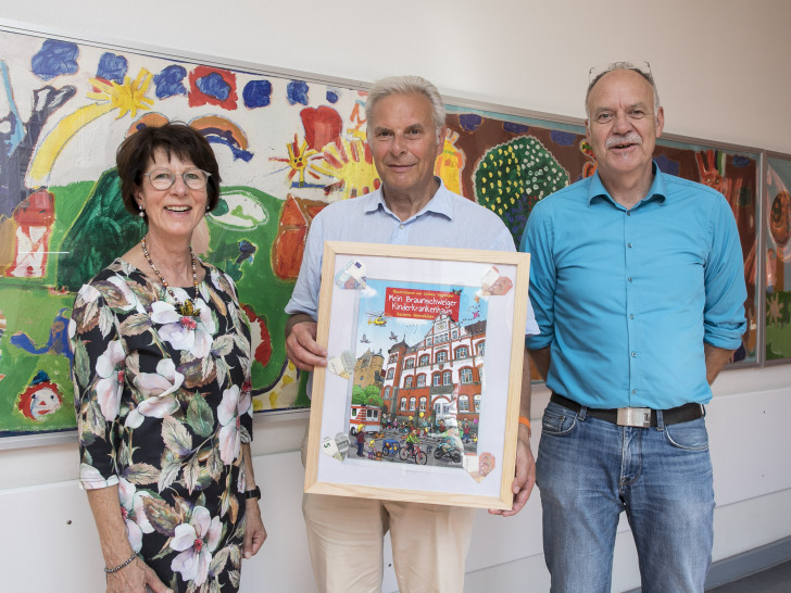 Das Ehepaar Regina Schrimpf (l.) und Dr. Andreas Müller (r.) überreichen 1.500 Euro an den Chefarzt der Klinik für Kinder- und Jugendmedizin, Professor Dr. Hans Georg Koch. Foto: Klinikum Braunschweig / Peter Sierigk

