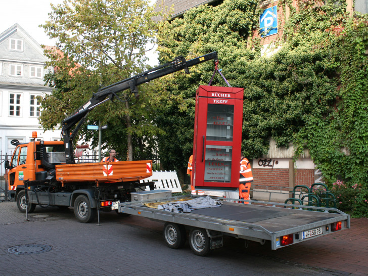 Der Kran platziert die umfunktionierte Telefonzelle "Büchertreff" an ihren rechtmäßigen Platz. Foto: Jürgen Kumlehn