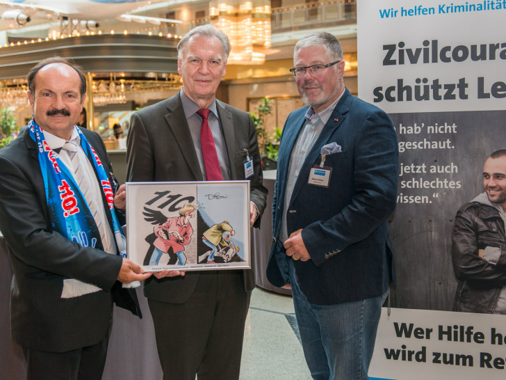 Günter Koschig (links), Jörg Ziercke und Markus Müller (rechts) bei der Bundestagung des WEISSEN RINGs. Foto: Hermann Recknagel