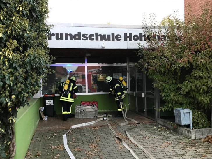 Die Feuerwehren der Samtgemeinde Baddeckenstedt wurden am vergangenen Mittwoch zu einem Übungseinsatz in der Grundschule Hohenassel alarmiert. Fotos: Feuerwehren der Samtgemeinde Baddeckenstedt