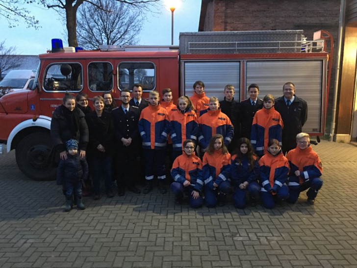 Die Jugendfeuerwehr freute sich über den Zuschuss für das Zeltlager. Foto: Detlev Gliese