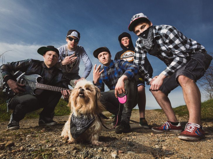 Die Band Van Dammed aus Helmstedt/Braunschweig geht beim Konzertabend "SchöppenNight" mit ihrem Mix aus Metal, Rap und Surfmusik an den Start. Foto: Van Dammed