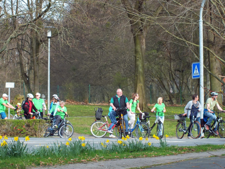 Größere Gruppen Rad fahrender Verkehrsteilnehmer finden an vielen Stellen in Helmstedt zwar ein Radwegenetz vor, dies ist aber häufig nicht ausreichend breit gestaltet. Foto: Achim Klaffehn