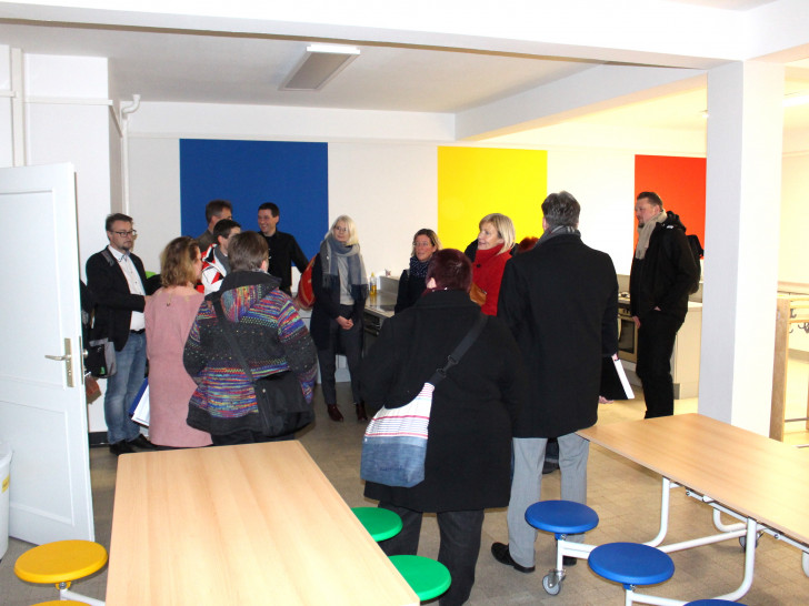 Zum Ganztagsbetrieb gehört auch eine Mensa. Der Schulausschuss besichtigte die neuen Räume in der Wilhelm-Raabe-Schule. Foto: Alexander Dontscheff