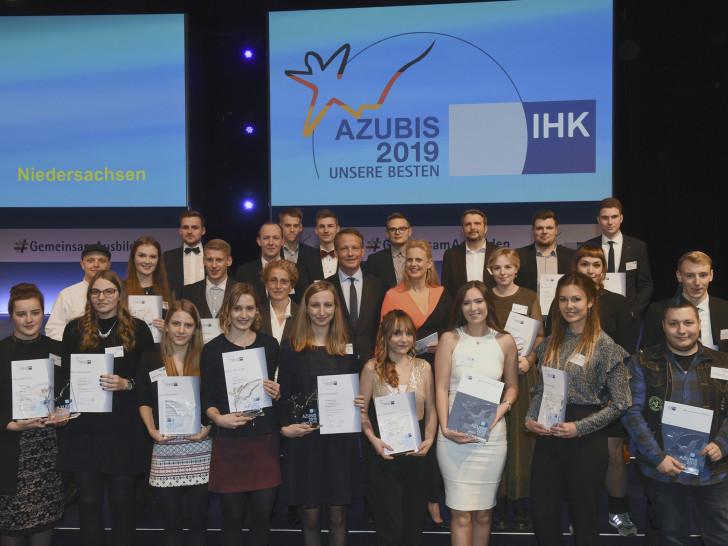 Die Bundesbesten aus Niedersachsen zusammen mit Heike Kummer, Eric Schweitzer und Moderation Barbara Schöneberger. Fotos: IHK Braunschweig