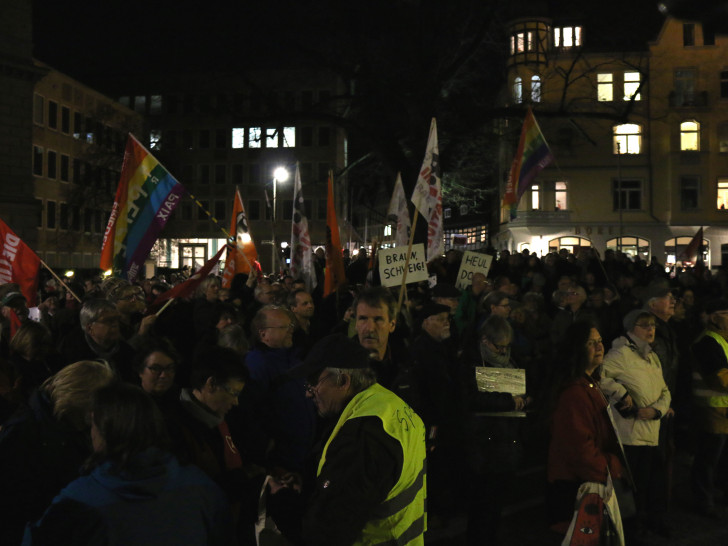 Zahlreiche Menschen haben sich auf dem Domplatz versammelt um an der Kundgebung des Bündnis gegen Rechts teilzunehmen. Foto: Werner Heise