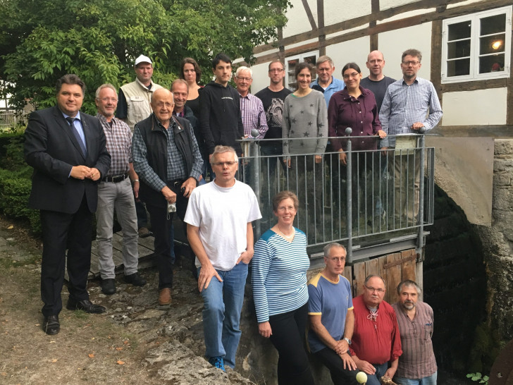 Wassermühle Erkerode mit den Teilnehmern. Foto: Mühlenverein Dettum 
