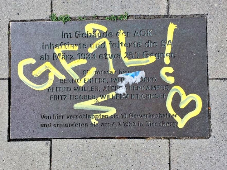 "Geil" steht über der Gedenktafel an der AOK Braunschweig. Das Gebäude wurde während der NS-Zeit als Folterzentrale benutzt. Foto: Bündnis gegen Rechts