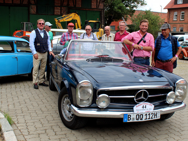 Besonders der aus der DDR stammende Mercedes hatte das Interesse der Zuschauer geweckt.

Foto: Bernd-Uwe Meyer