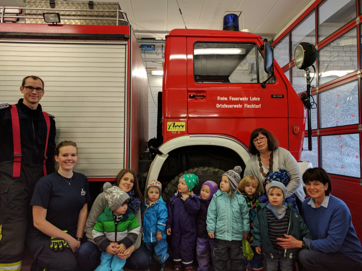 Die Krippenkinder durften bei der Ortsfeuerwehr Flechtorf hinter die Kulissen schauen. Foto: Feuerwehr Flechtorf