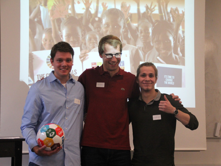 Übergabe eines Gastgeschenkes auf der Konferenz in Koppenhagen,. Ralf Hake (links), Jan Nicolas Meyer (rechts). Foto: Anja Sojka