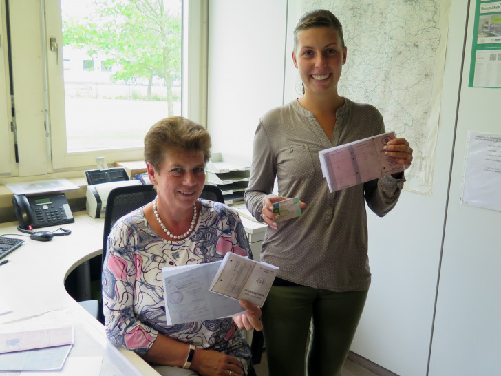 Sylvia Wienke (links) und Luisa Krause (rechts) von der Führerscheinstelle zeigen die alten Führerscheine, die gegen die neuen kleinen EU-Führerscheine (mitte) umgetauscht werden müssen. Foto: Landkreis Wolfenbüttel

 