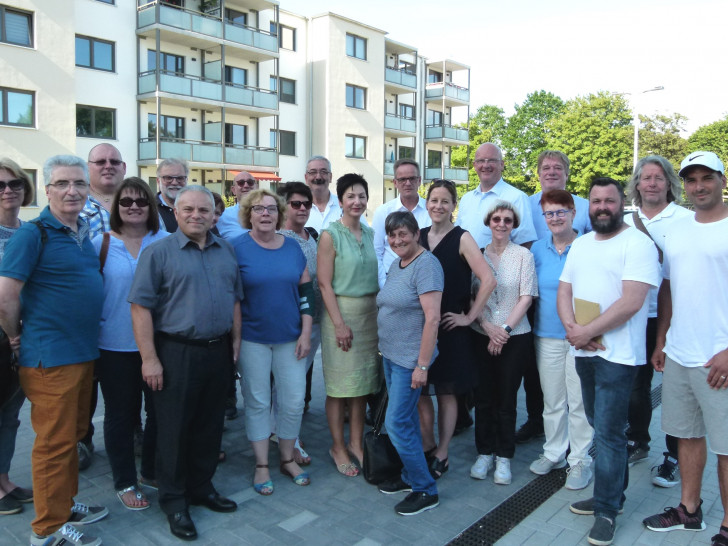 Die SPD-Ratsfraktion vor einem der neuen Wohngebäude in Detmerode. Foto: SPD-Ratsfraktion