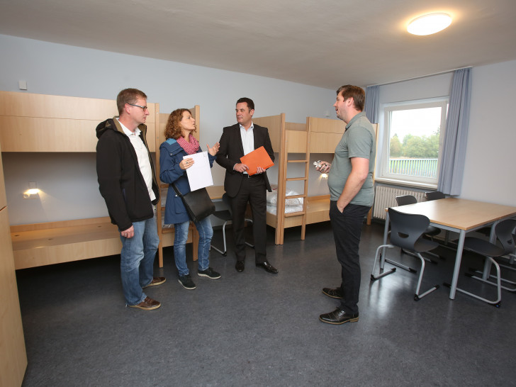 Der Leiter des Fachbereichs Hochbau, Karsten Moritz,  Nikola Beckmann und Bürgermeister Matthias Nerlich (v.l.) tauschen sich mit dem Leiter der Jugendbegegnungsstätte, Thomas Mook, über die erfolgte Renovierung aus. Foto: Stadt Gifhorn 