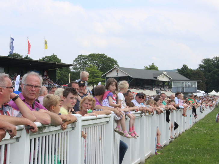 Rund 61.000 Besucher schauten sich die Rennen der Galopprennwoche an. Foto: Anke Donner