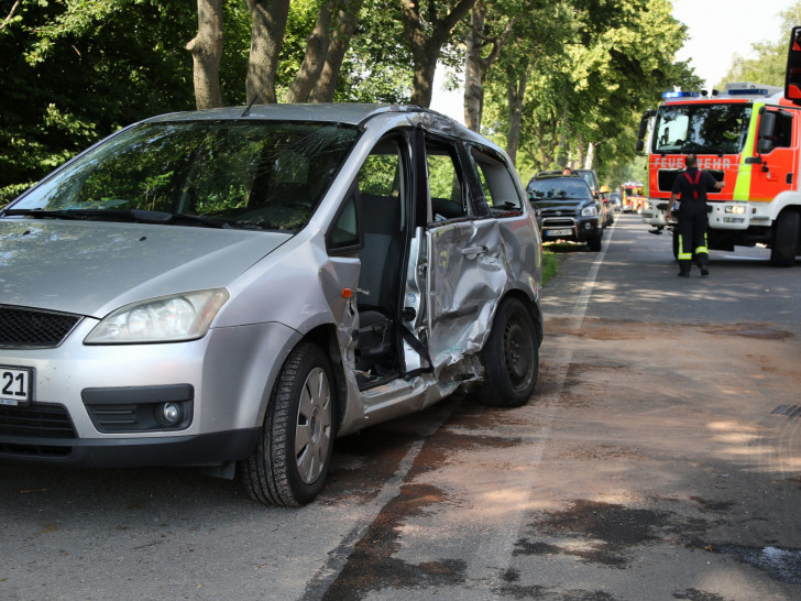 Der Fahrer musste von der Feuerwehr aus seinem Auto befreit werden. Foto: R. Karliczek.