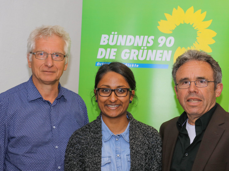 Die Vorstandsmitglieder Holger Barkhau (links) und Karlheinz Pfeiff mit Rechtsextremismusexpertin Api Kulasegaram. Foto: Privat