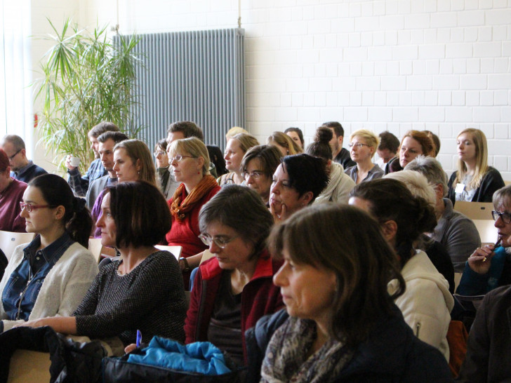 Das Publikum folgt aufmerksam den Worten der Referenten. Fotos: Max Förster