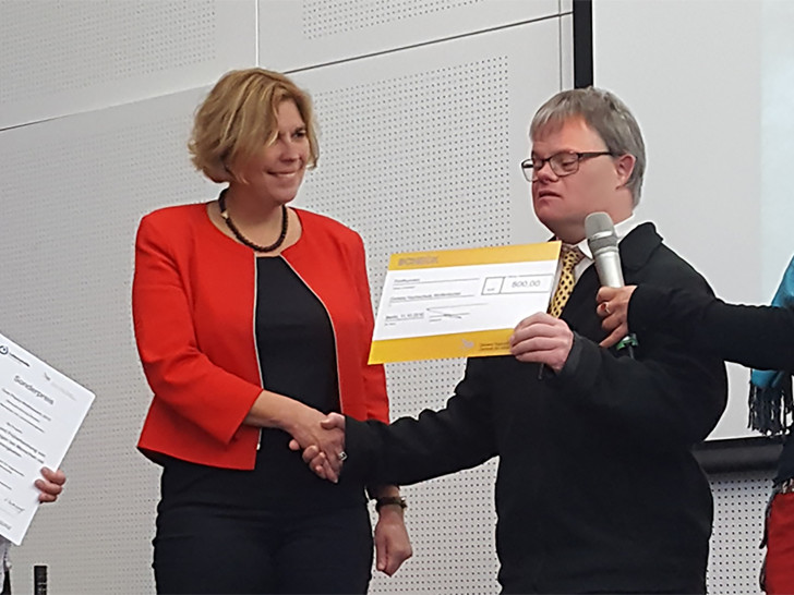 Dr. Bettina Kuske, Prof. Dr. Sandra Verena Müller (beide Ostfalia), Armin Rist und Dr. Anja Rutenkröger (beide Demenz Support Wolfenbüttel) bei der Preisverleihung. Foto: Ostfalia