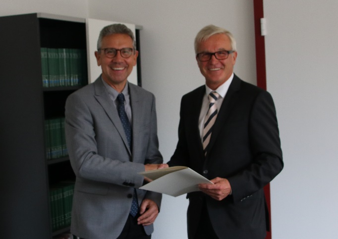 von links: Dr. Thomas Smollich übergibt die Ernennungsurkunde an Erich Müller-Fritzsche.
Foto: OVG Lüneburg