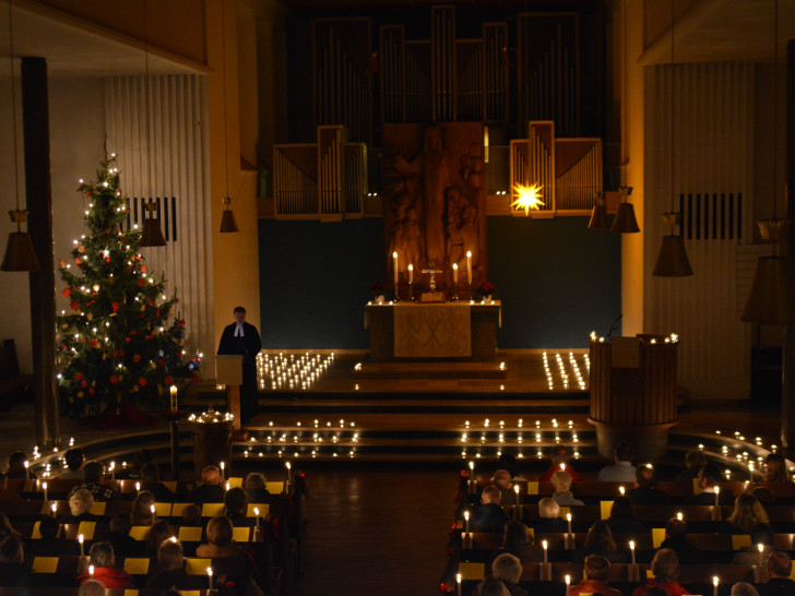 Musik im Lichtermeer: In der Martin-Luther-Kirche kann man die endende Weihnachtszeit in aller Gemütlichkeit ausklingen lassen. Foto: Evangelisch-Lutherischer Kirchenkreis Peine