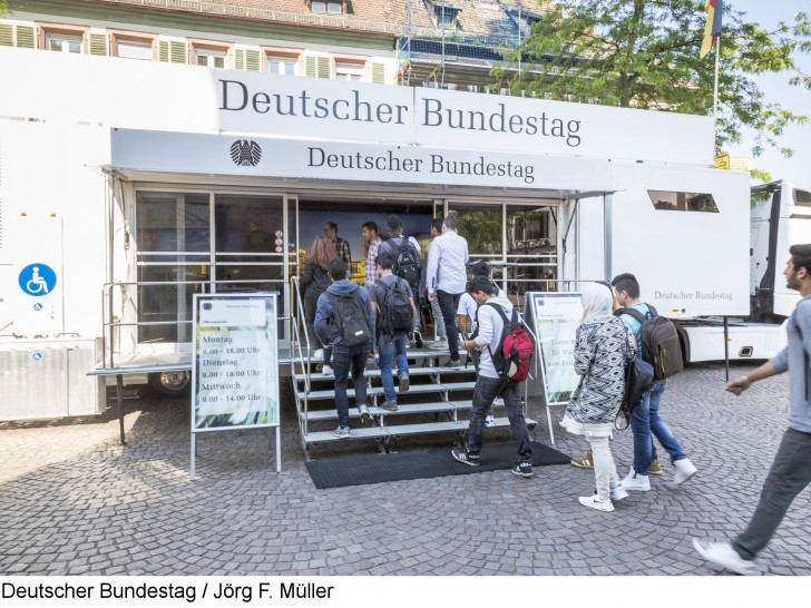 Das Infomobil des Deutschen Bundestages ist unterwegs in Deutschland, um den Besucherinnen und Besuchern Aufgaben und Arbeitsweise des Parlaments zu vermitteln. Foto: Deutscher Bundestag / Jörg F. Müller