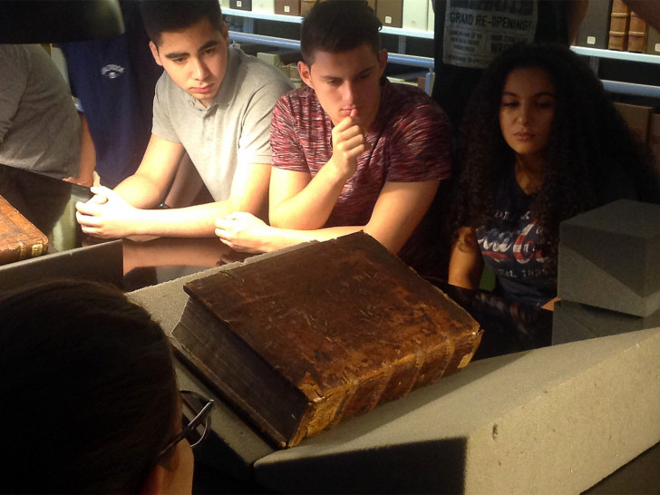 Im Schülerseminar „Reformatorische Ideen zwischen Aufklärung und Fundamentalismus“ gab es auch Gelegenheit alte Handschriften und Drucke kennenzulernen. Foto: HAB