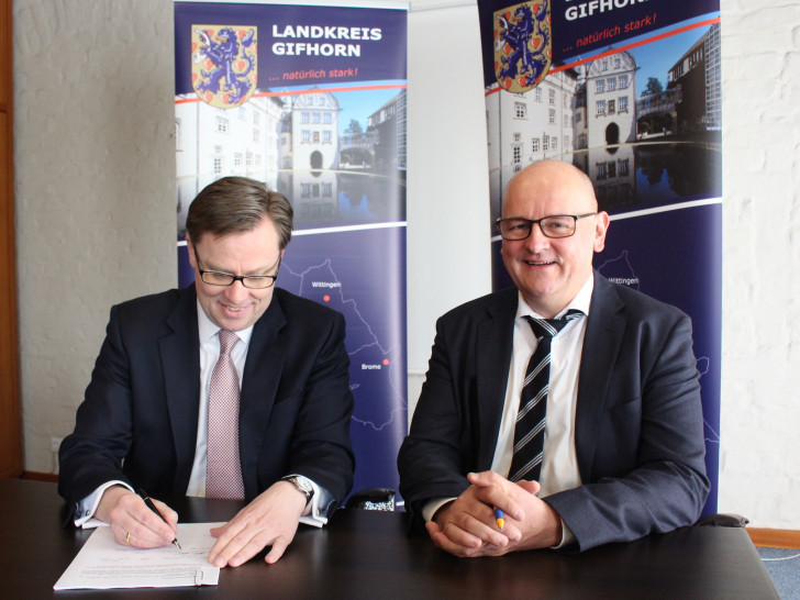 Landrat Dr. Andreas Ebel und Dirk Moysich, Geschäftsführer net services GmbH & Co. KG, unterzeichnen den Pachtvertrag. Foto: Sandra Zecchino