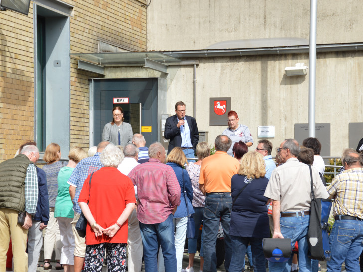 Martina Staats (Gedenkstätte), Jan Schroeder (SPD-Stadtverbandsvorsitzender) und Sabine Resch-Hoppstock (SPD-Sommerprogramm) bei den Erläuterungen zum Veranstaltungsortswechsel am Treffpunkt vor der JVA. Fotos: Gedenkstätte in der JVA Wolfenbüttel / Sarah Kunte):