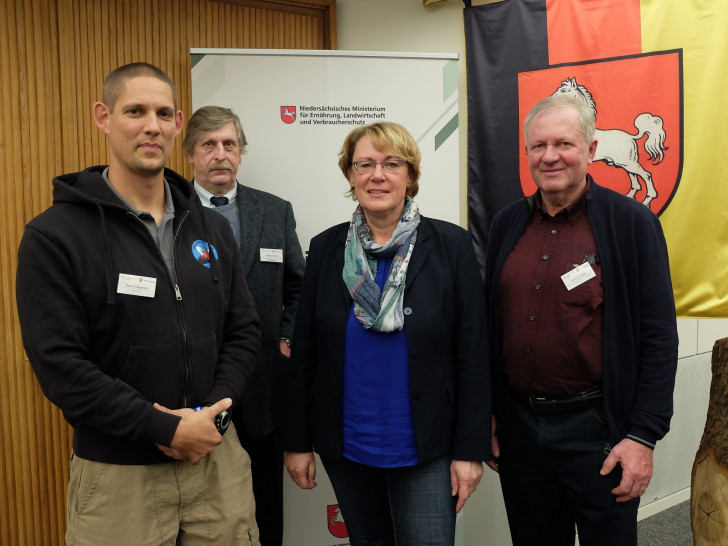 Besondere Verdienste um den Wald: Forstministerin Barbara Otte-Kinast vergibt die diesjährige Niedersächsische Forstmedaille an (v. l.) Dennis Stegmann (in Vertretung für Detlef Maushake), Georg Graf von Nesselrode und Heinrich Engler. Foto: Niedersächsisches Ministerium für Ernährung, Landwirtschaft und Verbraucherschutz