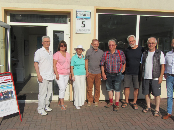 Silvestro Gurrieri (Vereinsvorsitzender), Iris Schubert (stv. Kulturausschussvorsitzende), Doris Gebhardt, Olde Dibbern (beide SPD-AG Kultur), Detlef Conradt (Ortsbürgermeister), Joachim Pülm (Vorstands- und Ortsratsmitglied), Gert Willermann (Vereinsmitglied) und Sebastian Roese (Vorstandsmitglied) beim Besuch des Kunstvereins creARTE - Foto: privat