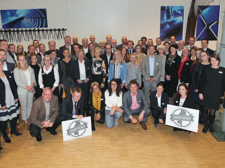 Die Allianz für die Region GmbH und der Arbeitgeberverband Region Braunschweig e.V. überreichten die Siegel an 35 neue Zukunftgeber der Region. Foto: Allianz für die Region GmbH/Susanne Hübner