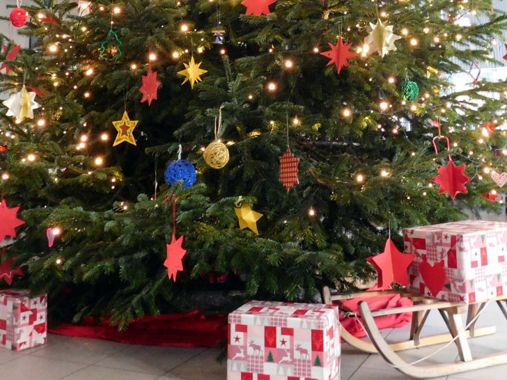 Päckchen unter dem Weihnachtsbaum im Rathausfoyer. Foto: Gemeinde Lehre