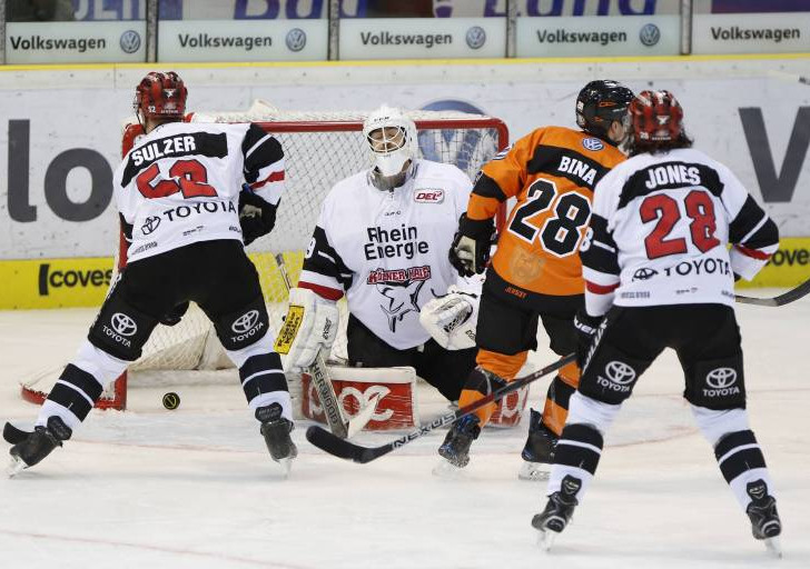 Auch ein starker Gustaf Wesslau konnte nichts gegen die Grizzlys-Offensive ausrichten. Foto: imago/foto2pres