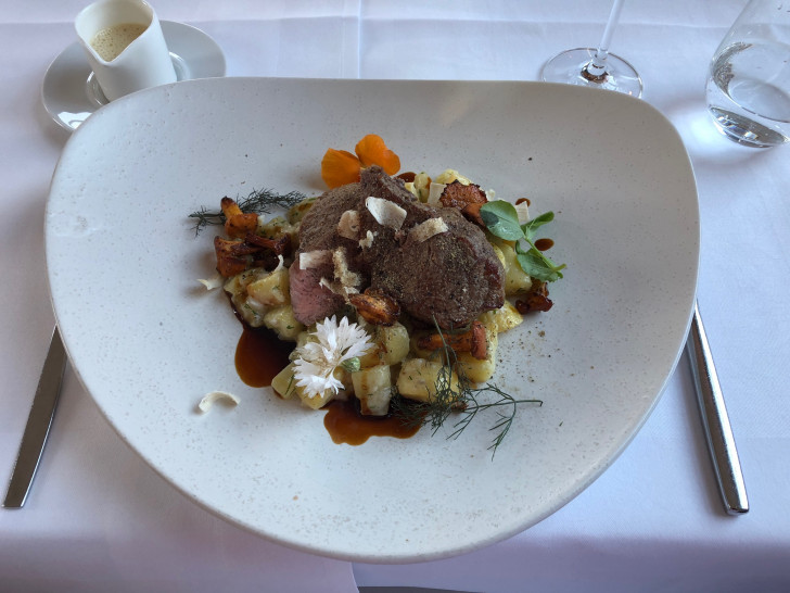 Zarter Kalbsrücken mit einem Kartoffel-Gurkenragout, Pfifferlingen und Meerrettichsoße war der Hauptgang beim regionalKulinarisch.de-Testessen im Restaurant Zucker. Foto: Marc Angerstein