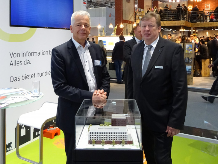 Heino Schmidt, Geschäftsführer der EDEKA-MIHA Immobilien-Service GmbH (l.) zusammen mit Michael Flentje, Geschäftsführer der Volksbank BraWo Projekt GmbH, auf der Expo Real in München. Foto: Volksbank BraWo