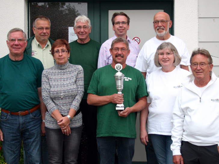 Die Preisträger: Henning Meyer (SB-Hornburg), Bernd Schulz (SB-Hornburg), Michaela Schulz (UK-5), Klaus-Dieter Bessel (SB-Hornburg), Thomas Strube (SV-Bornum), Axel Feldmann (SV-Bornum), Werner Schmidt (SV-Bornum), Brunhilde Riebe (SV-Bornum) und Wolfgang Skottki (SV-Bornum). Foto P. Illner