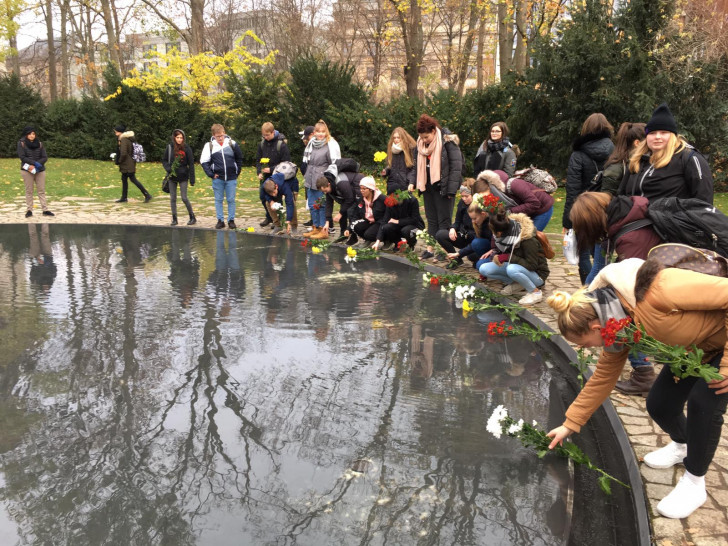 Wolfsburger Schüler legen am Volkstrauertag Blumen am Denkmal für die im Nationalsozialismus ermordeten Sinti und Roma Europas in Berlin nieder. Fotos: Stadt Wolfsburg
