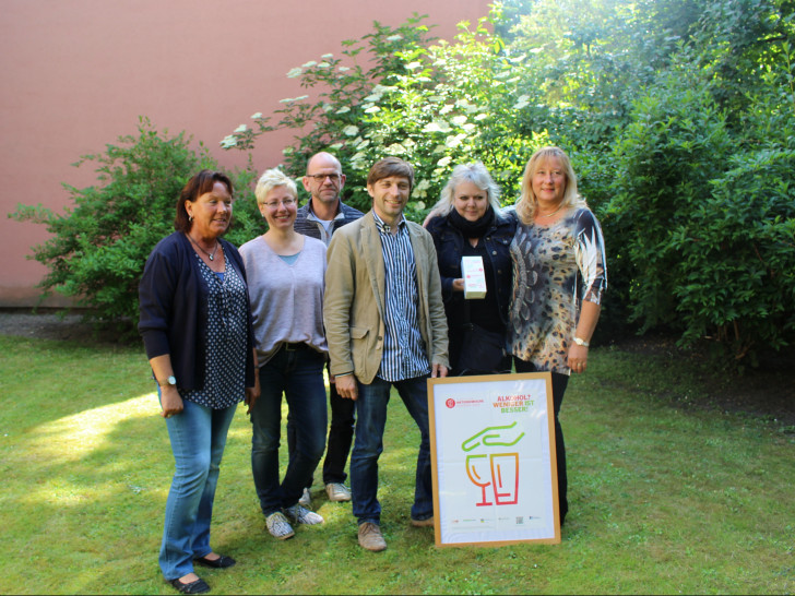 Monika Preuß, Suchtbeauftragte der städtischen Betriebe der Stadt Wolfenbüttel und des Klinikums Wolfenbüttel, Michaela Knabe, Jugendschutzbeauftragte, Matthias Steg von der Stadtjugendpflege, Carsten Feilhaber, Sprecher der Fachgruppe Sucht, Heike Küsel von der Jugendhilfe Wolfenbüttel und Monika Rohde von der Landkreisverwaltung. Foto: Jan Borner