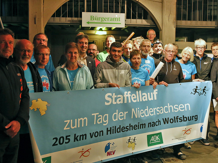 Nächtlicher Besuch im Rathaus: Die Teilnehmer des Staffellaufes zum Tag der Niedersachsen machten in Wolfenbüttel Station.
